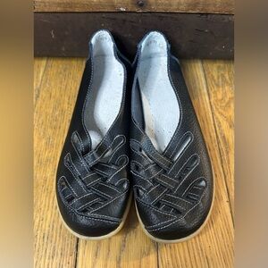 Unknown Source - Women’s Black Leather Slip On Flat Shoes - Size 39 (US 8.5)